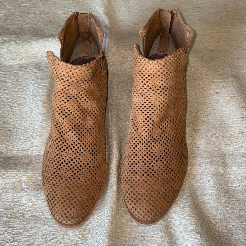 Dolce Vita Tan Perforated Ankle Booties Women’s Size 10  Boho Western Festival
